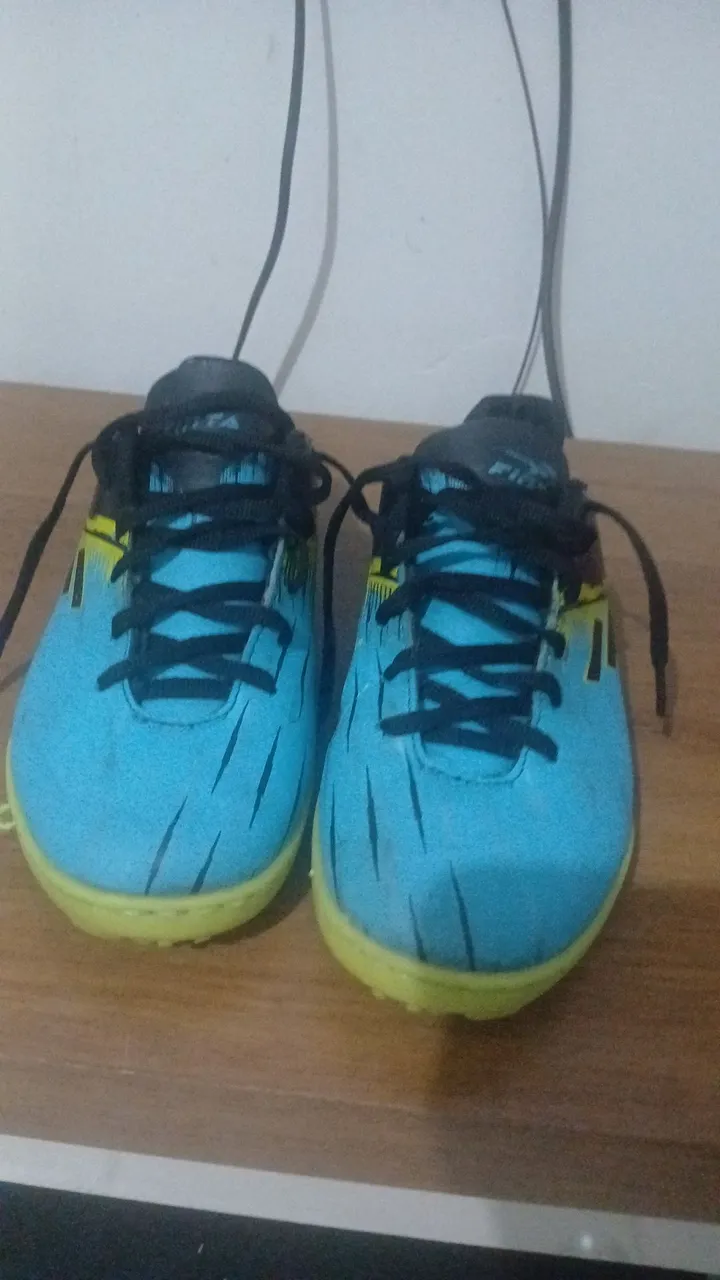 Chuteiras de Futebol Azul e Amarelo