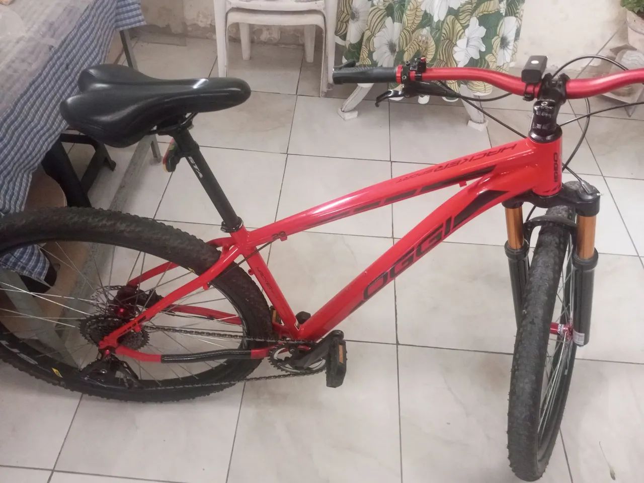 Bike aro 29. Oggi coroa única de 38 dts, câmbio 9v. Cubos ARC c/ rolamento toda rolamento
