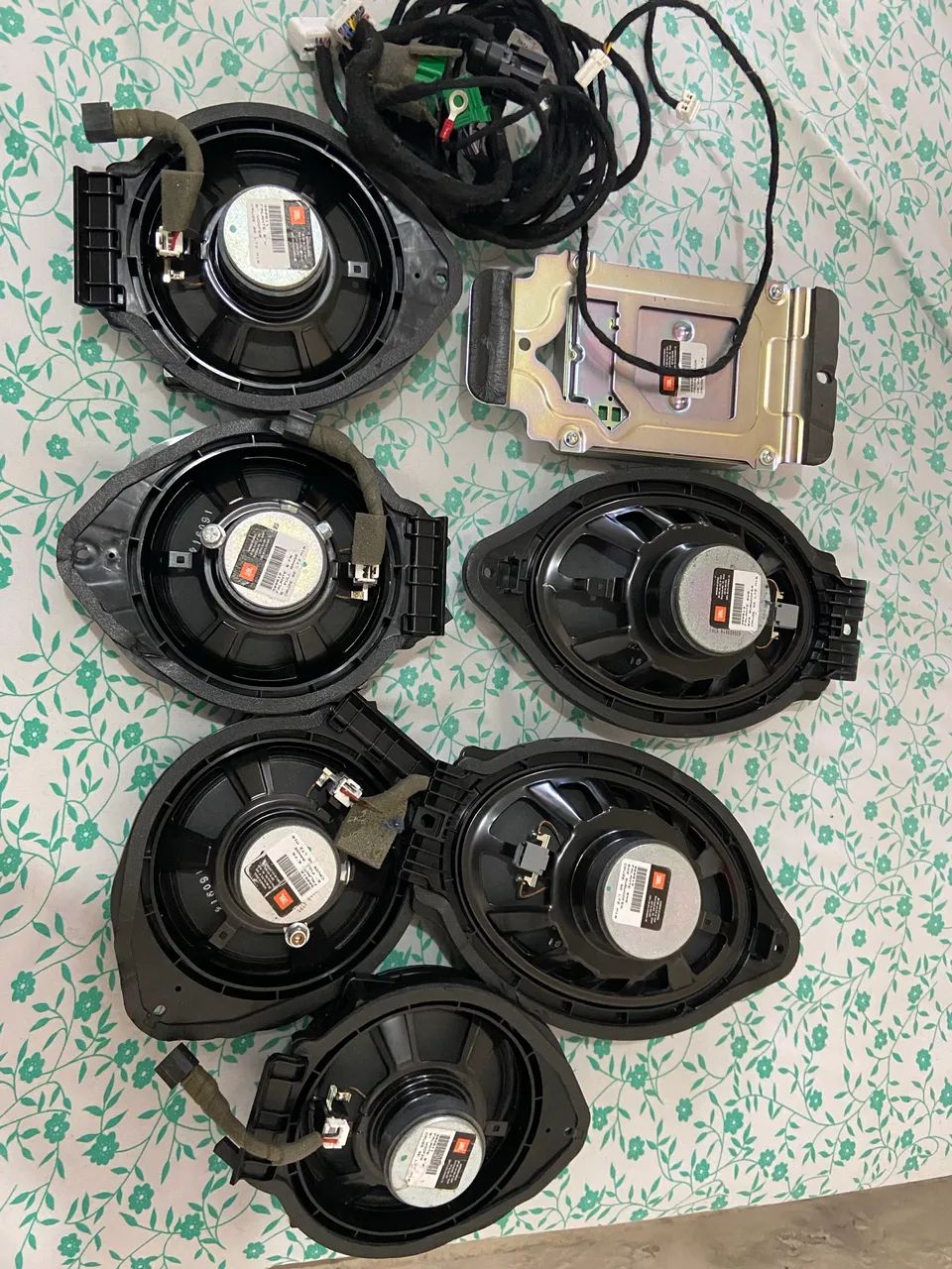 Som original JBL para carro Cruz 2019
