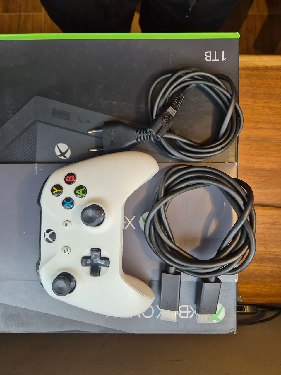 Xbox One X 1TB, controle, caixa, cabos - Foto 4