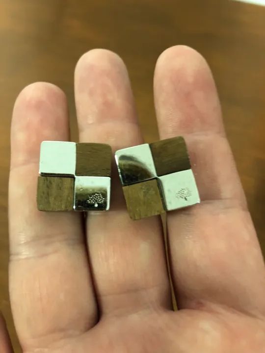 Par de abotoaduras Mulberry em madeira e metal