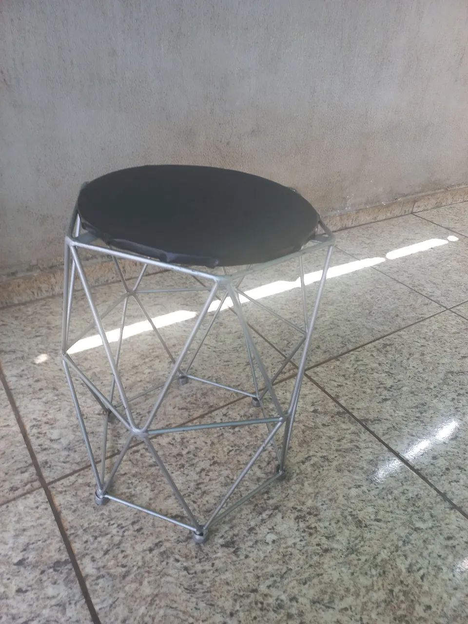 Puff de ferro com assento estofado