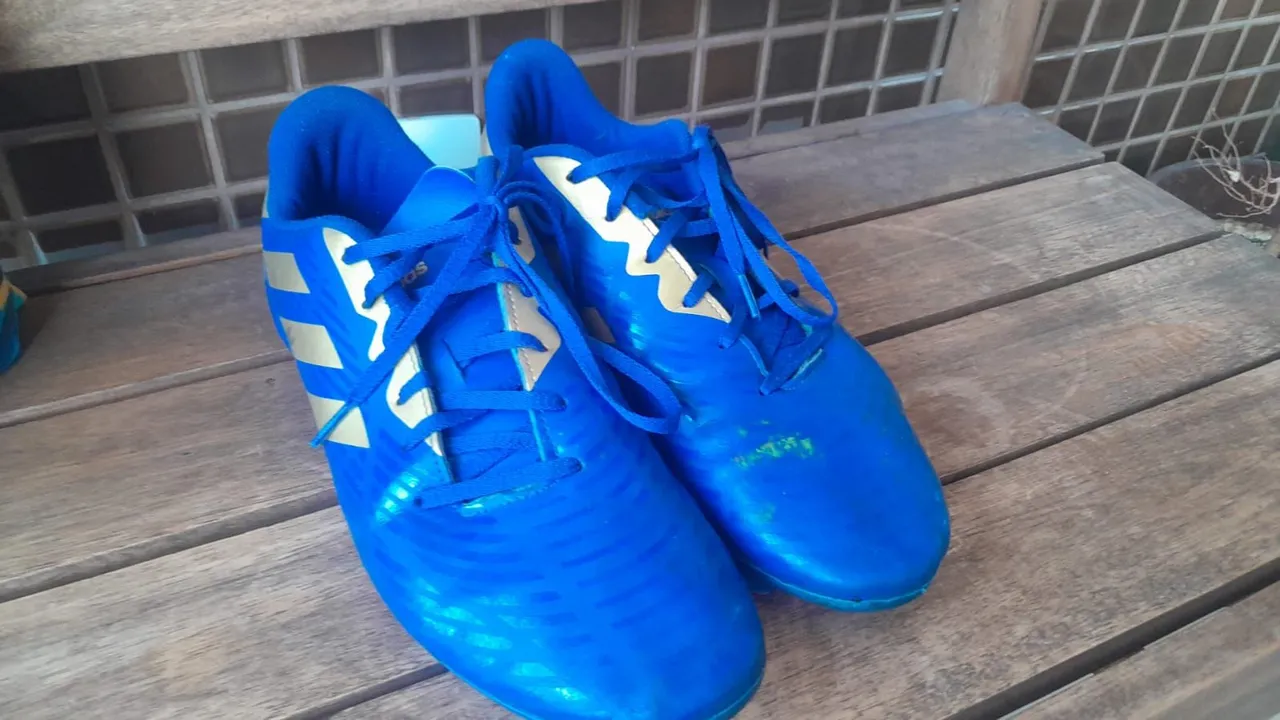 Chuteiras Adidas Azul conservada Tamanho 44