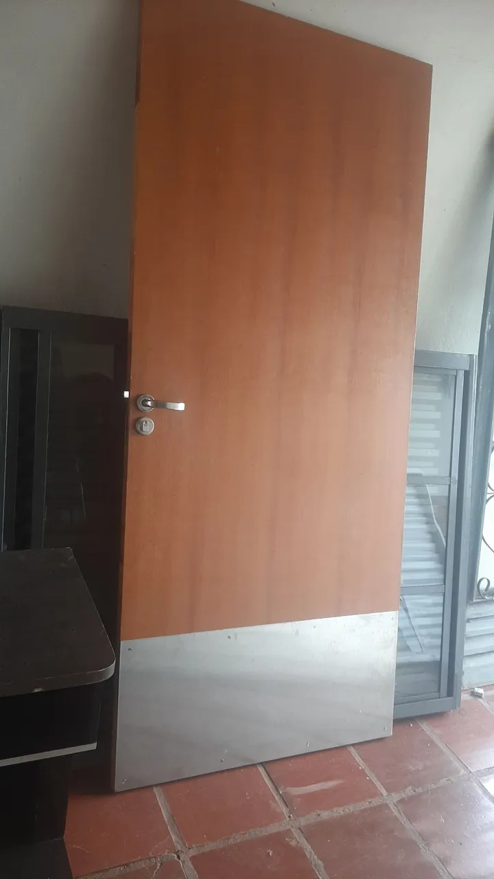 Porta 90x2,10 ideal para cadeirantes com placa de metal
