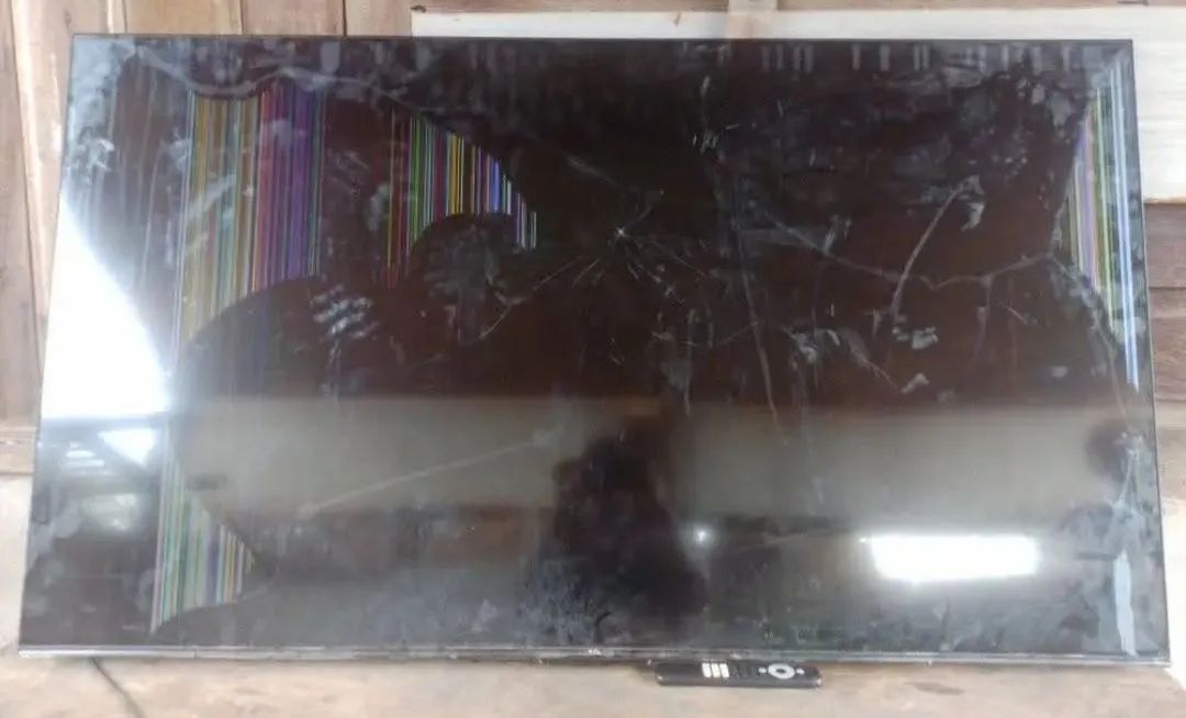 TV TCL 65 polegadas com defeito