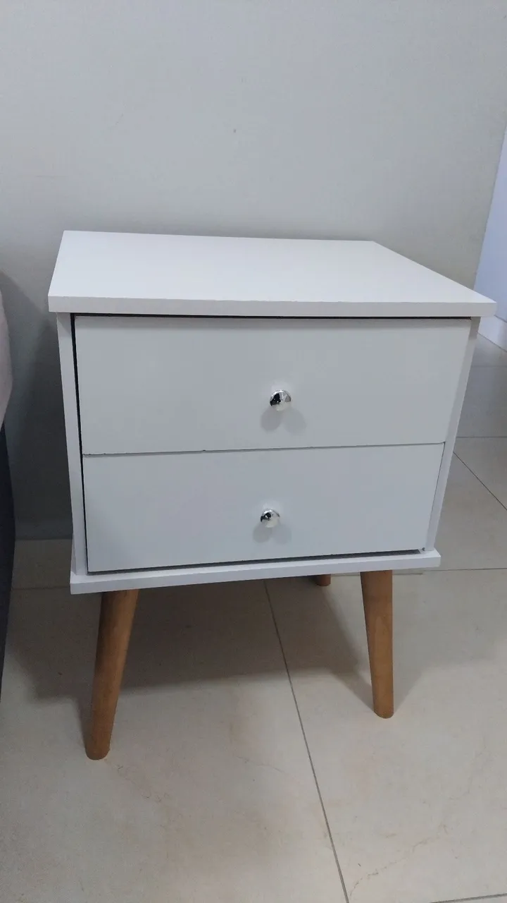 Mesa de cabeceira branca com gavetas
