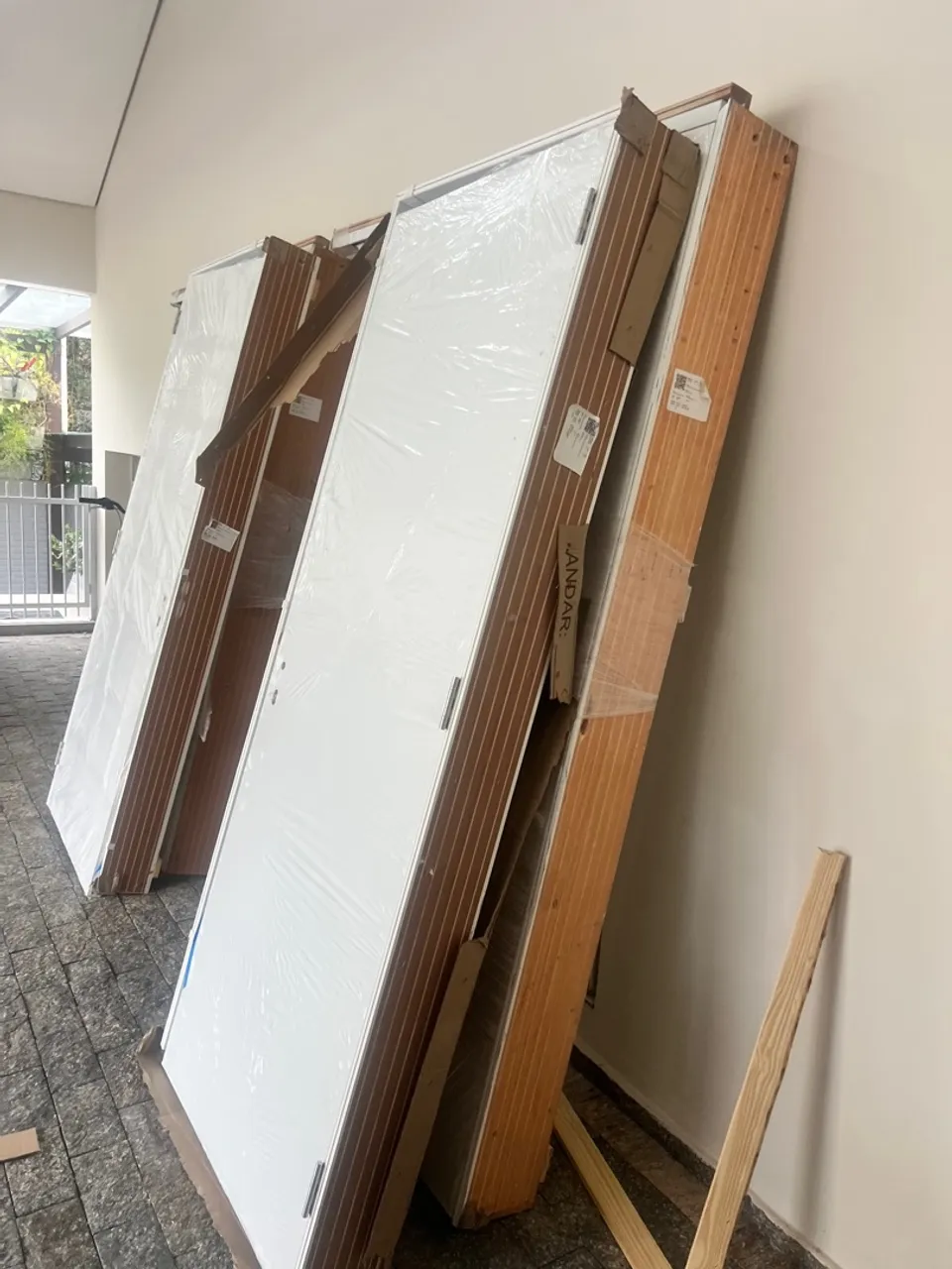 Portas de madeira novas para sua casa!