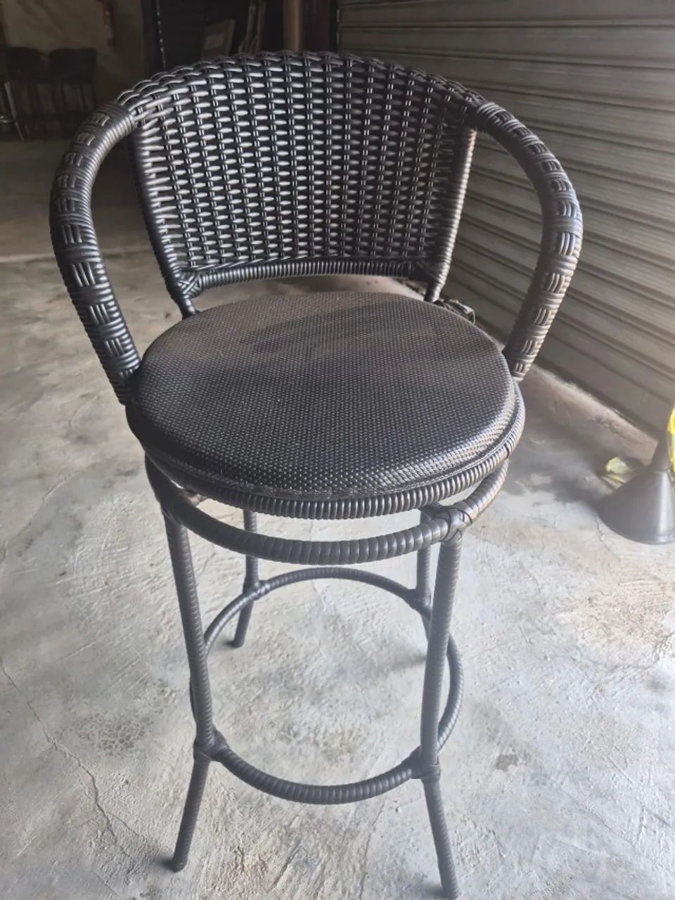 Cadeiras giratórias com assento pretas altas para bistrô ou bancada
