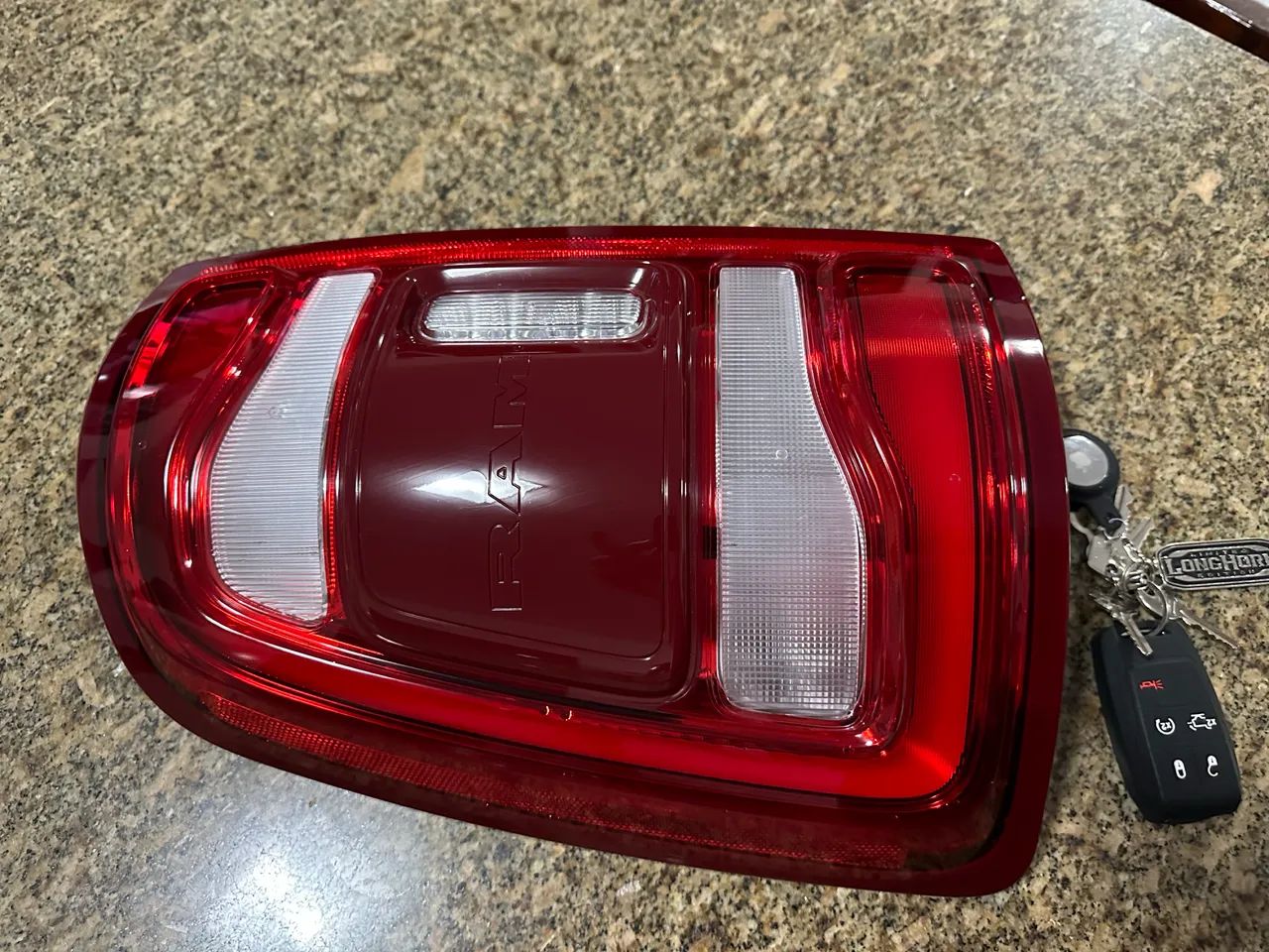 Lanterna traseira direita ram 2500 ou 3500 2019 a 2024 - Foto 2