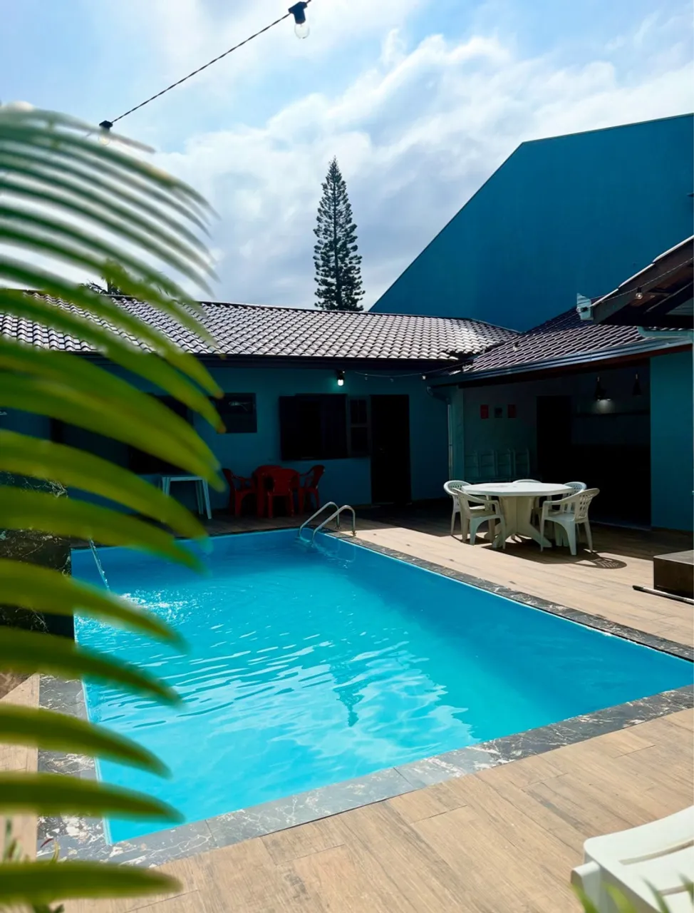 Casa fantástica na quadra do mar, c piscina grande, ar condicionado, área gourmet