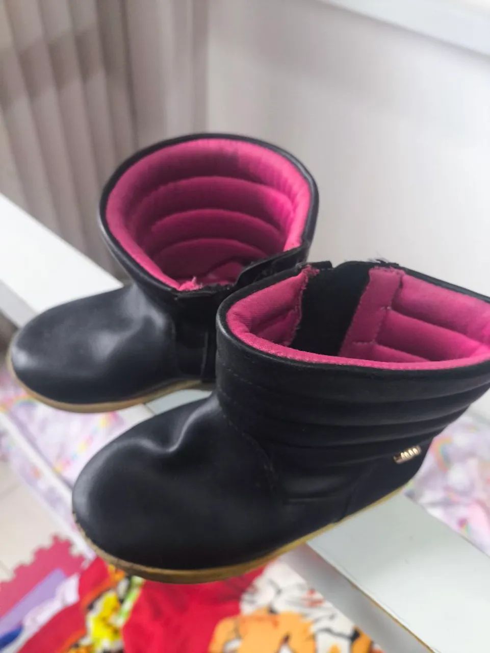 Botas infantis pretas com forro rosa