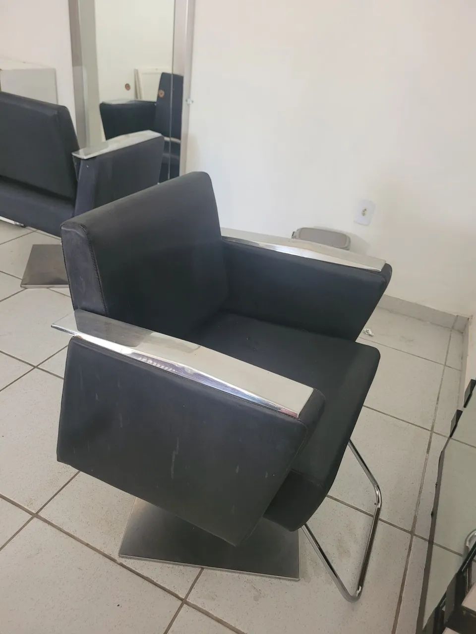 Vendo estrutura de salão cadeiras, móveis e lavatorio