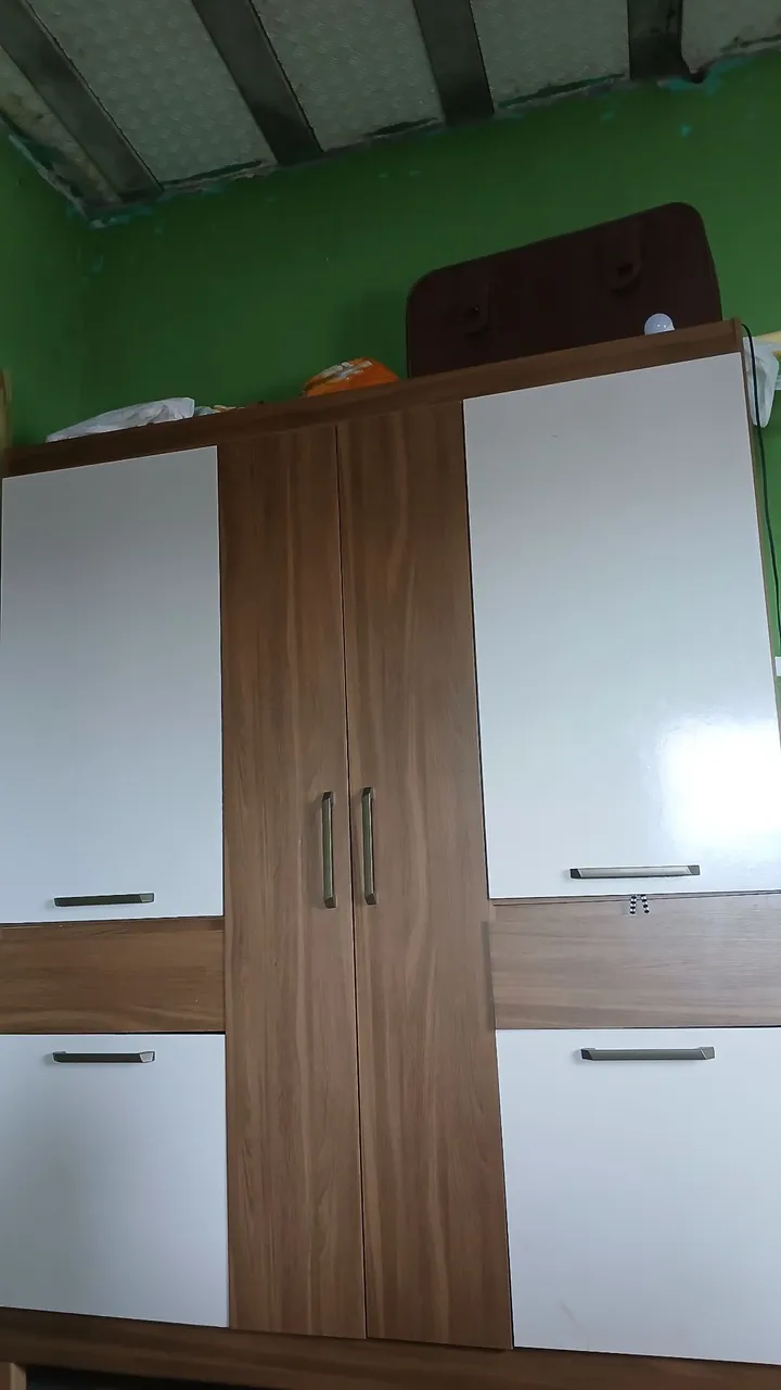 Armário de mdf com portas brancas