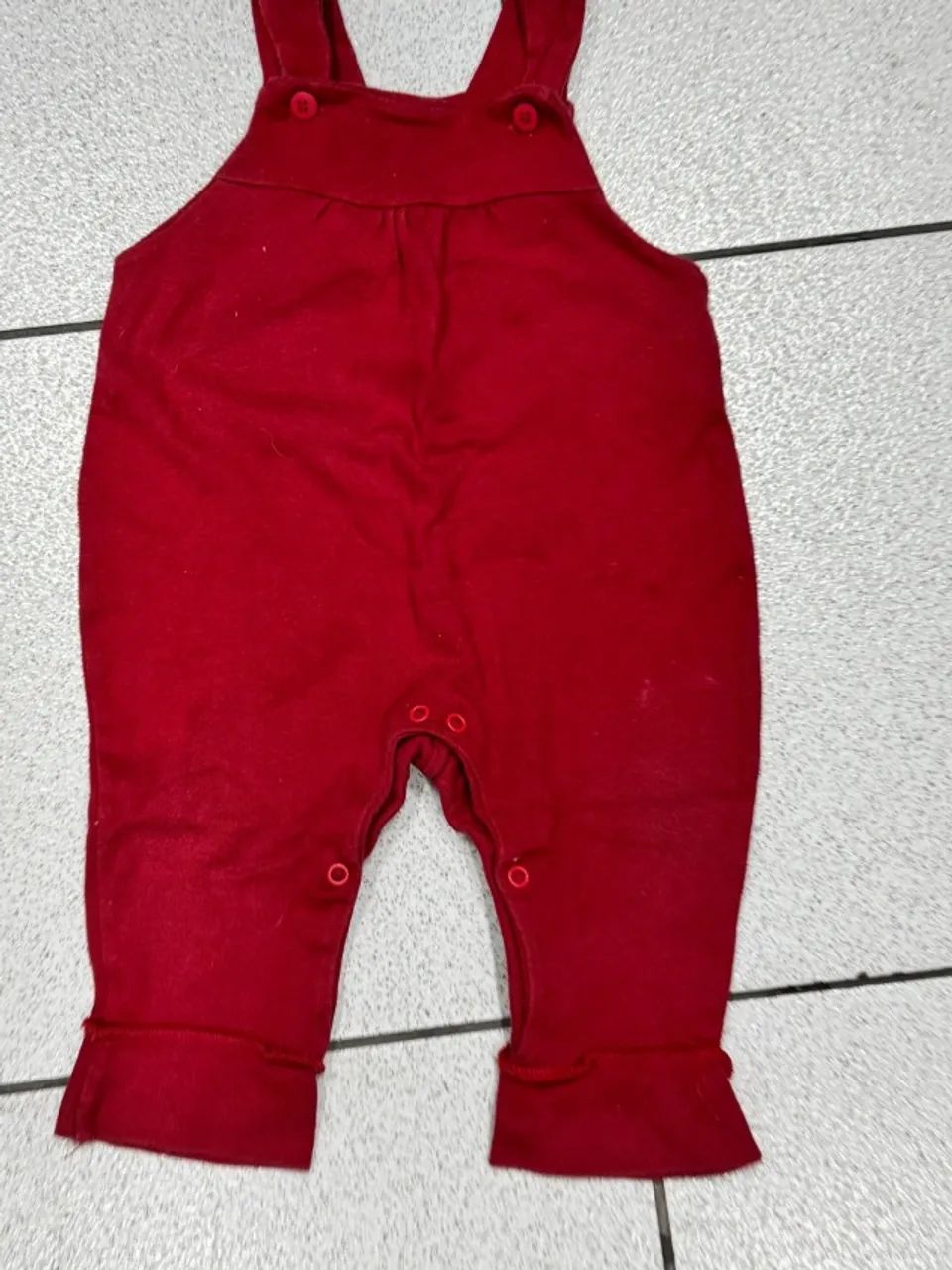 Jardineira cor vermelho tamanho G para bebe de 9 a 12meses - Foto 2