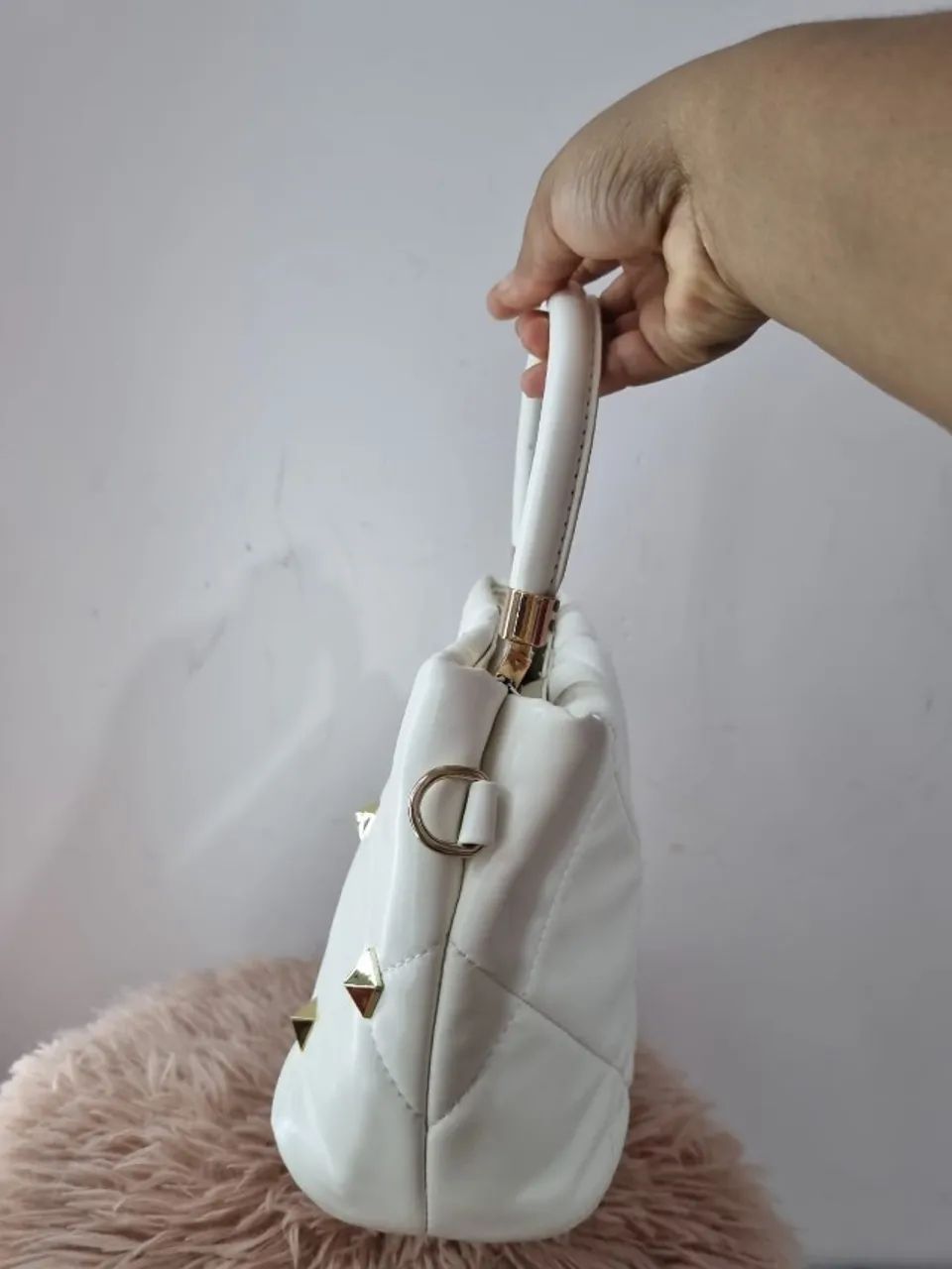 Bolsa de mão branca com metais dourados  - Foto 5