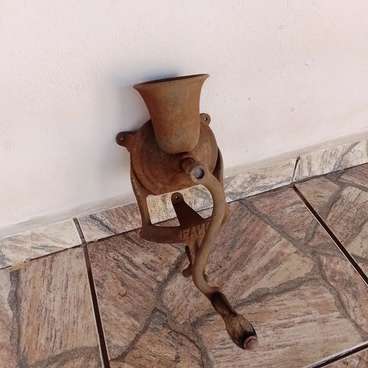Antigo moedor de café  - Foto 4