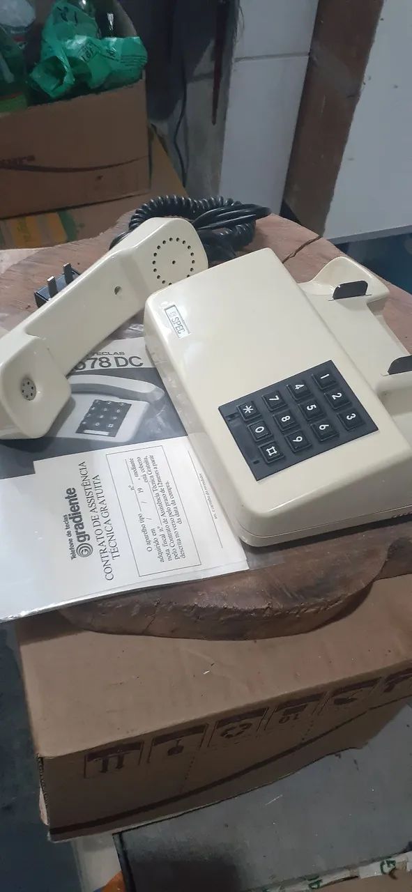 Telefone  fixo de teclas.