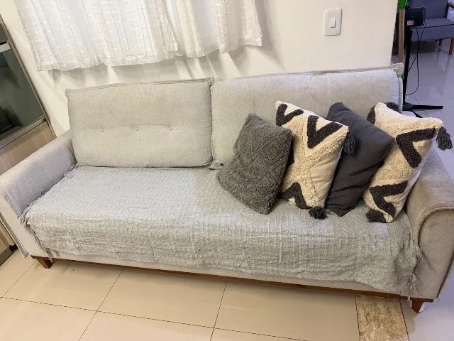 Sofá 3 lugares estilo retrô tecido linho 