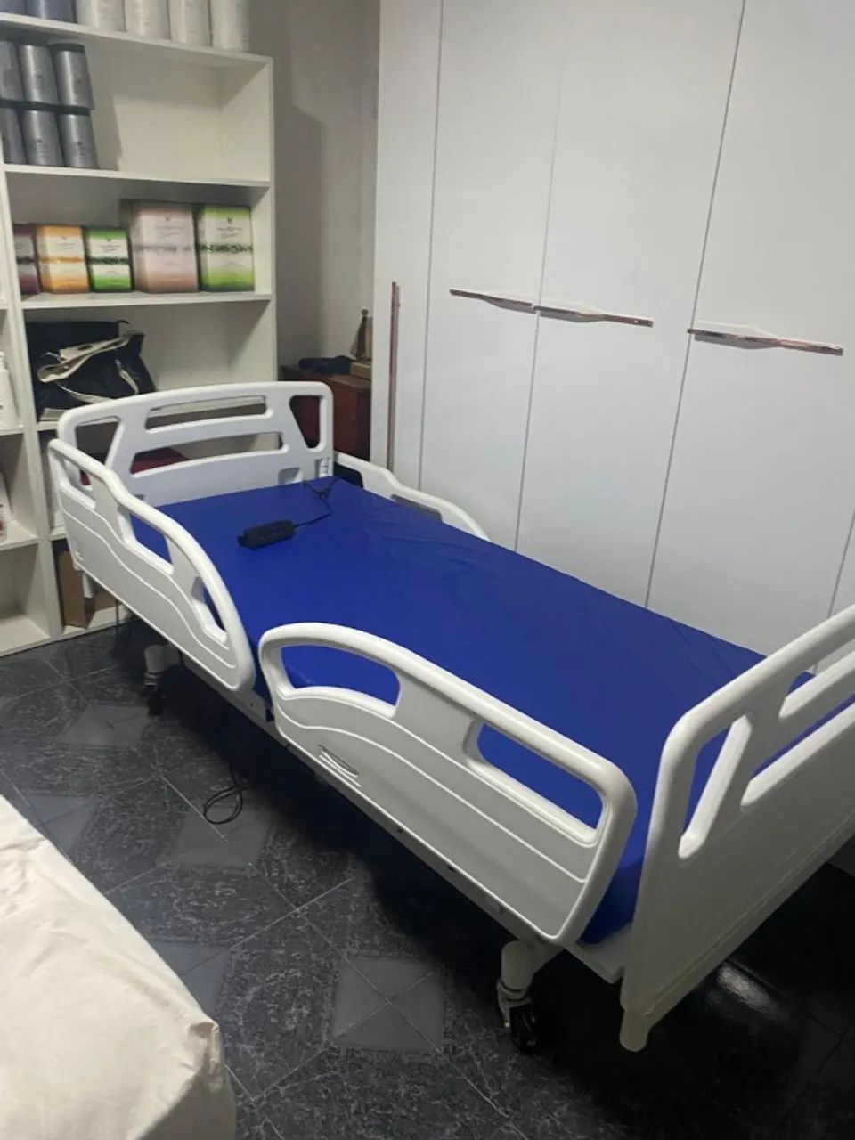  Vendo Cama Hospitalar Elétrica- semi nova em perfeitas condições - Foto 2