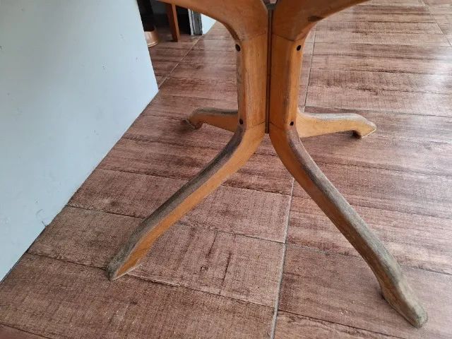 Mesa de centro em madeira com tampo de vidro