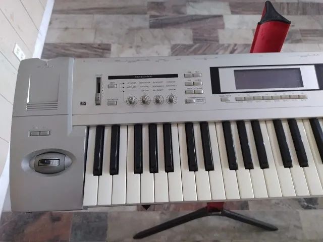 Korg Triton LE 61 Com Case de Alumínio Semi Novo Apenas usado em