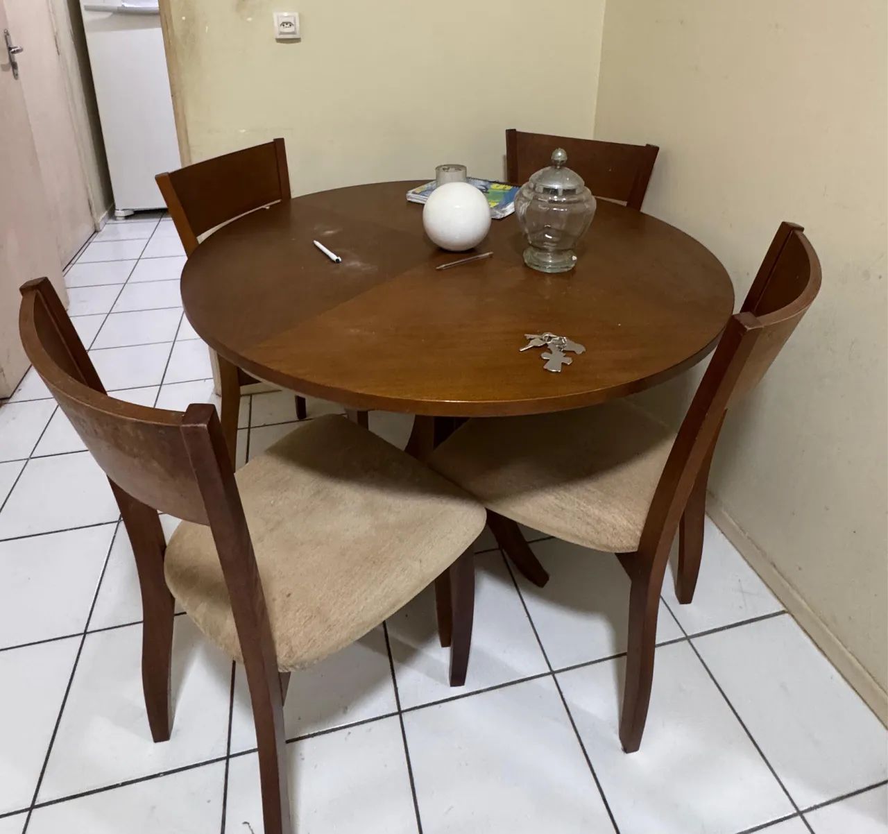 Mesa de madeira com cadeiras  - Foto 2