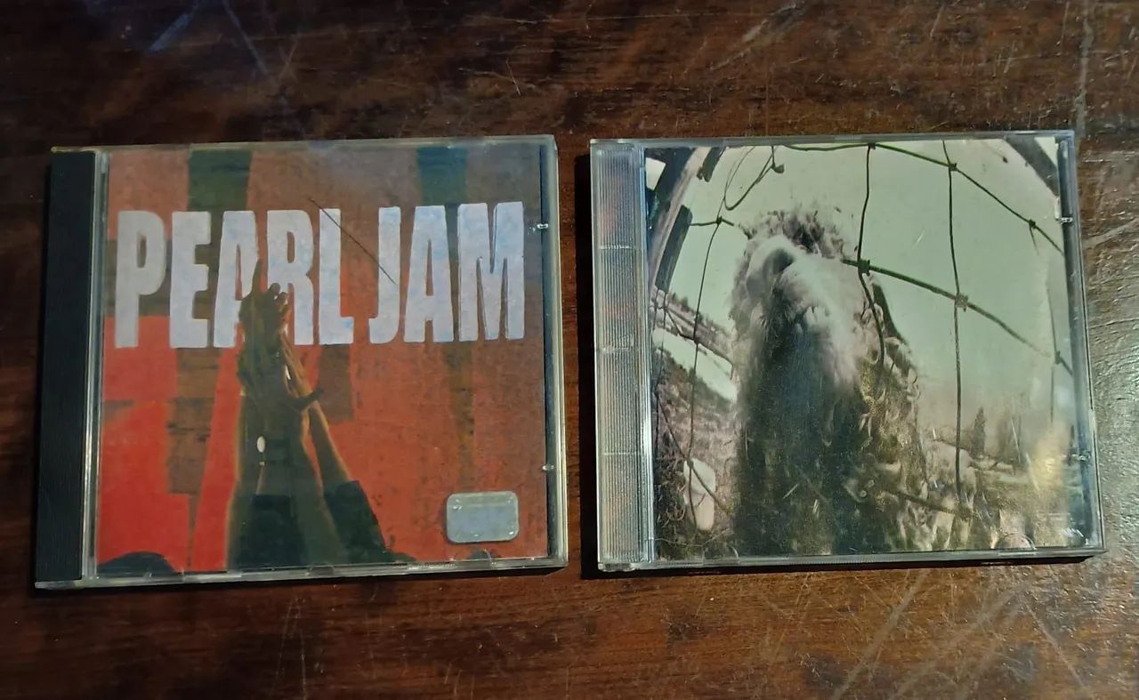 Dois primeiros álbuns do Pearl Jam: Ten e Animal.