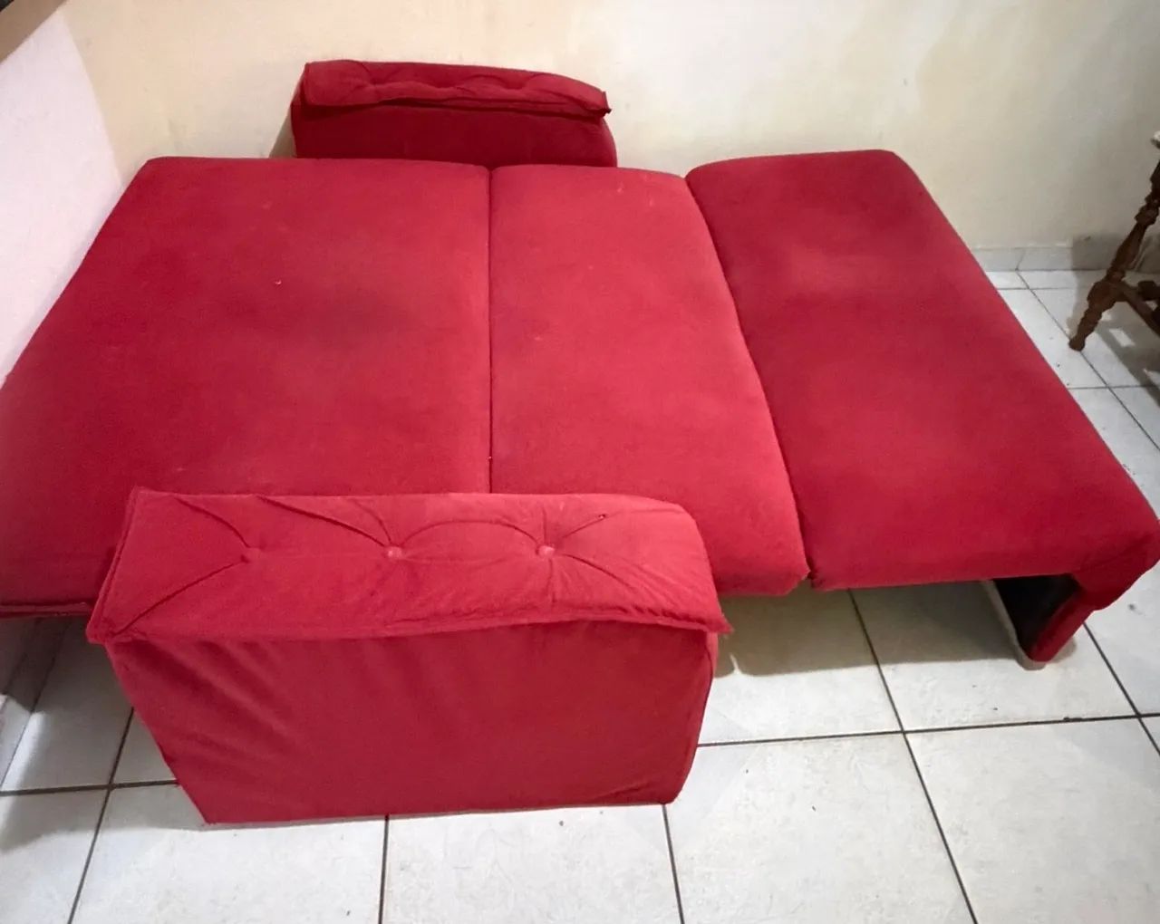 Sofá cama vermelho conservado bastante confortável 