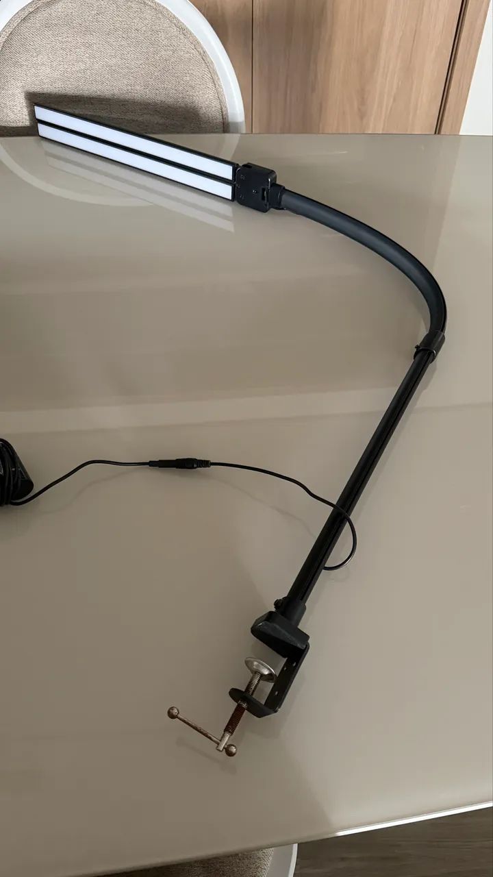 Luminária de mesa em led, com haste flexível