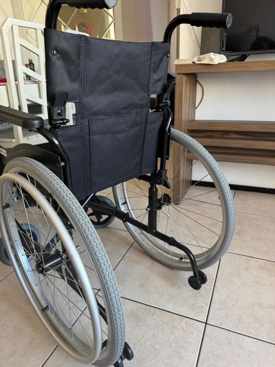 Excelente cadeira de rodas e um assento elevatório seminovos  - Foto 4