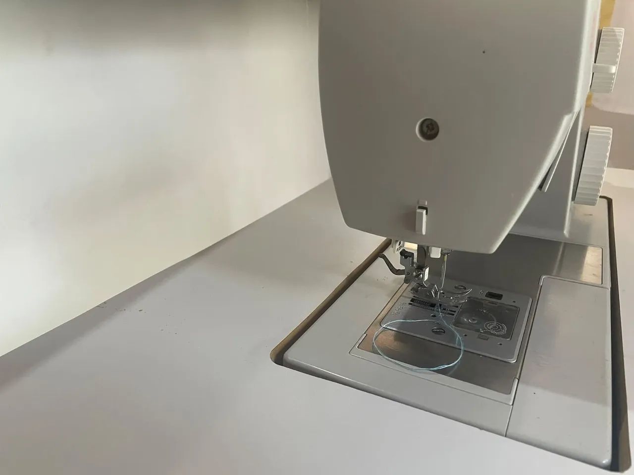 Máquina de costura + mesa  - Foto 4