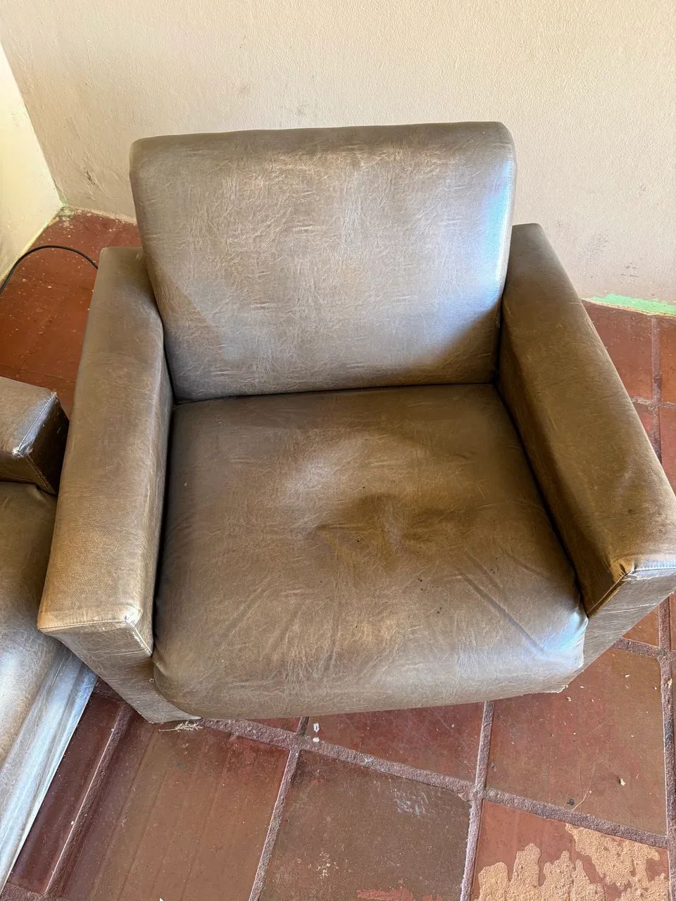 Conjunto Sofá 3 Lugares + 2 Poltronas em Courino Marrom - Foto 5