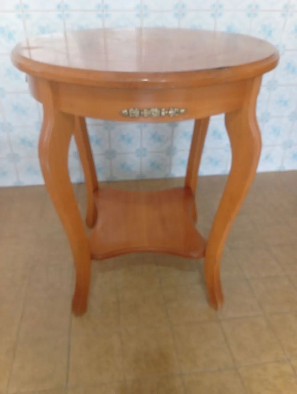 Mesa madeira maciça com prateleira 