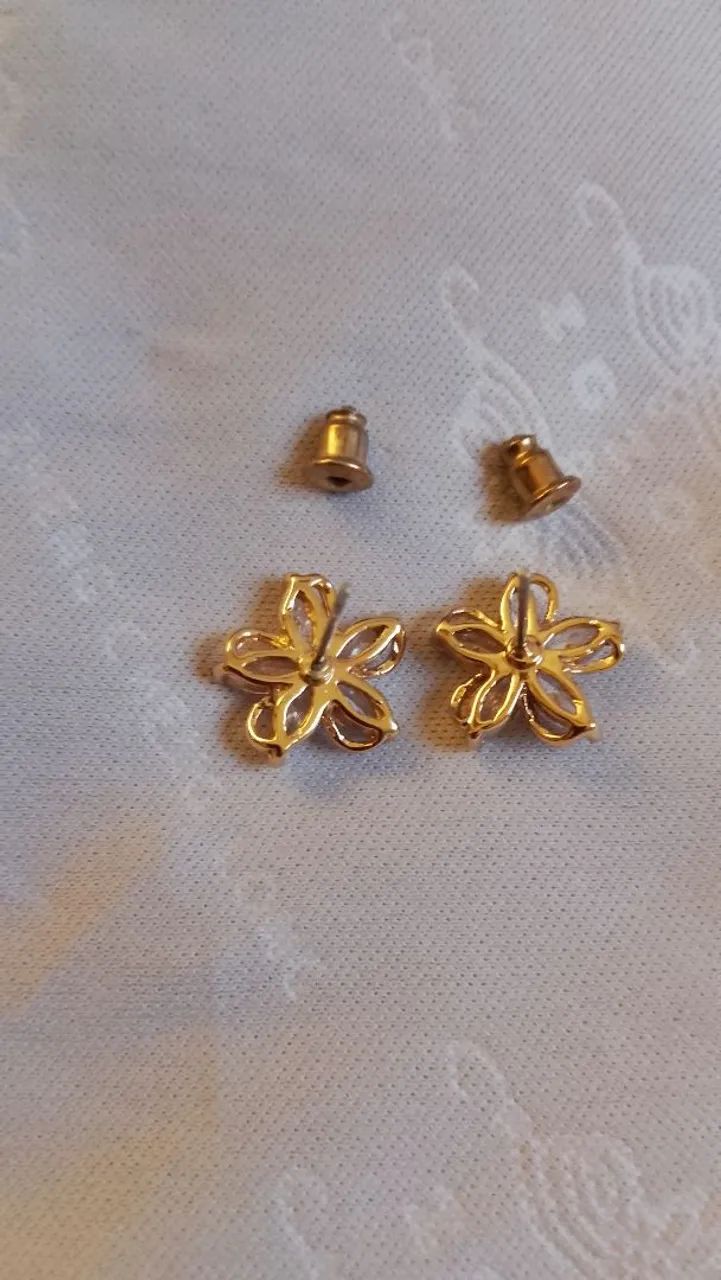 Brincos foleado em ouro formato de flor com cristal!!! - Foto 2
