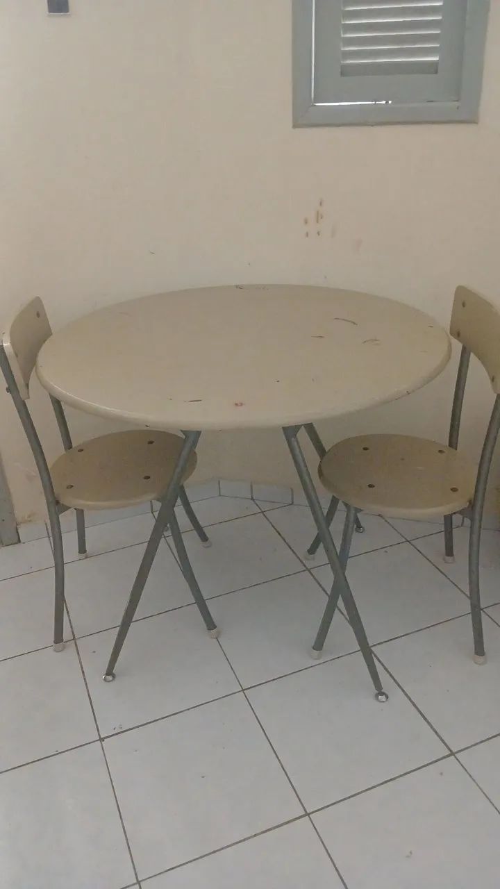 Mesa com duas cadeiras