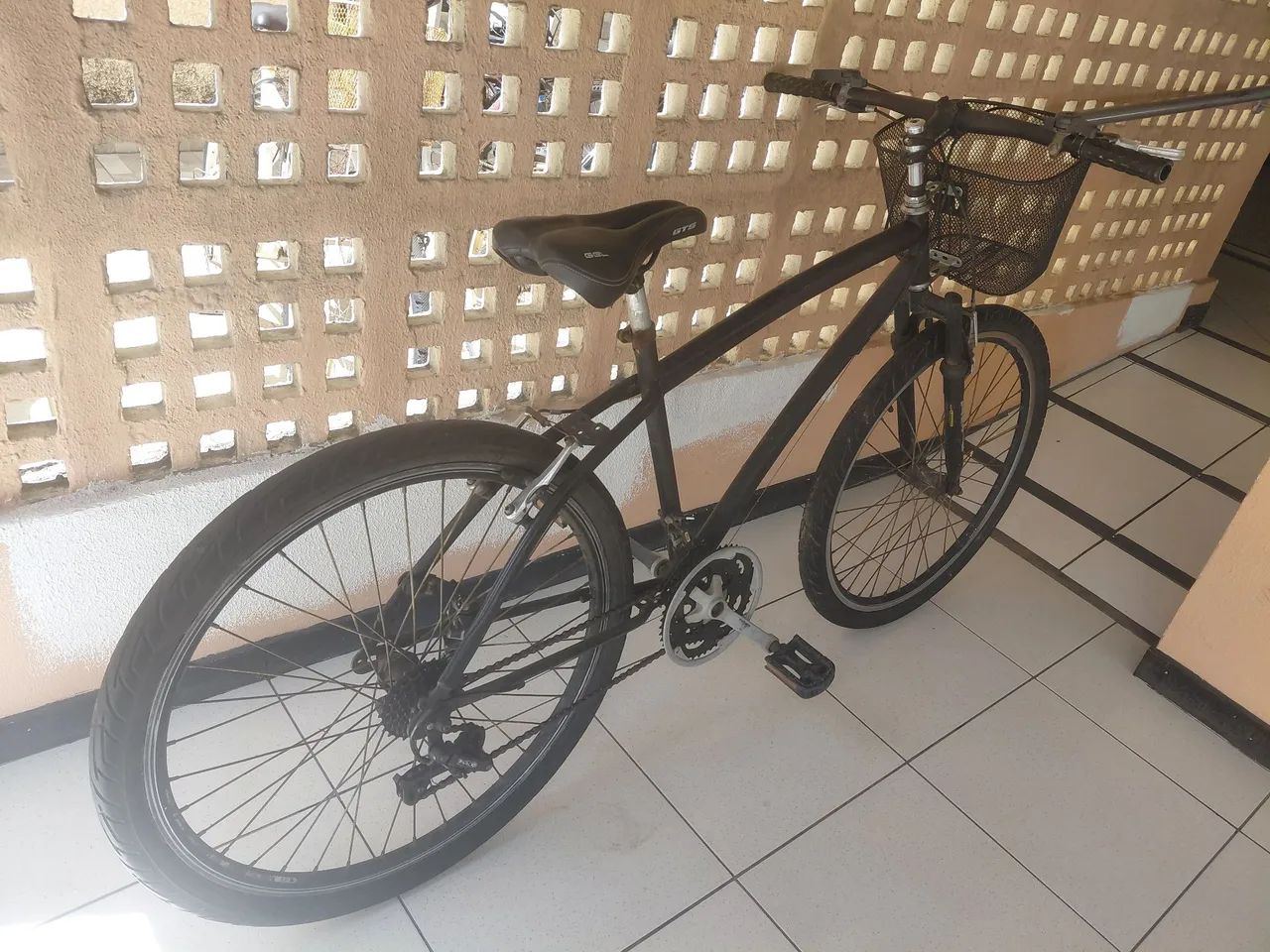 Vendo bicicleta aro 26 com marcha e cesto - Foto 4