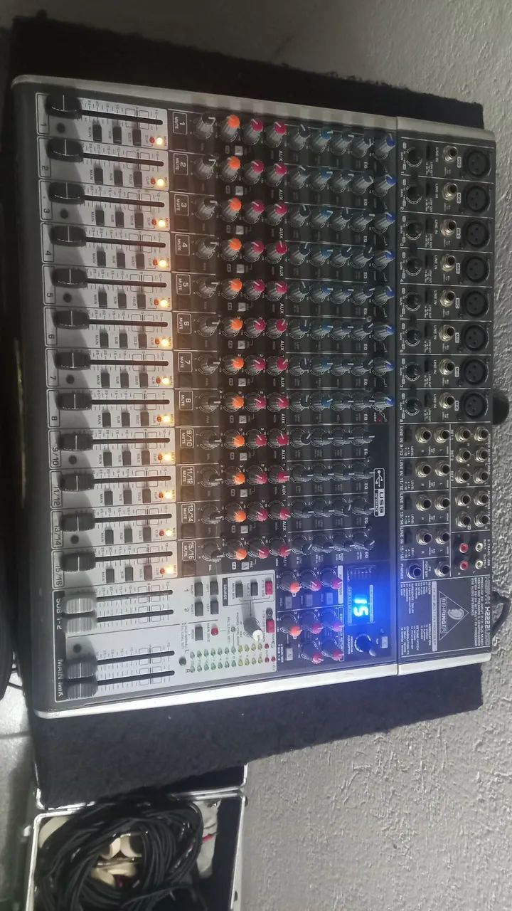 Mesa de som behringer 2222fx USB 