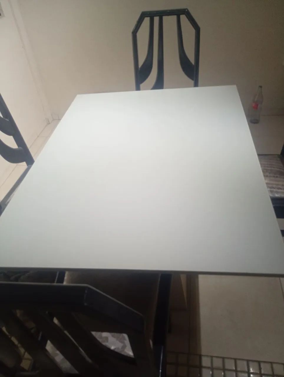 MESA DE JANTAR À VENDA<br>Mesa retangular com tampo de vidro branco e base central. - Foto 2
