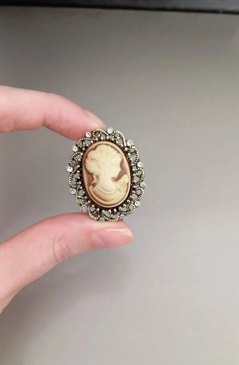 Broche de Camafeu Bege Detalhe Strass (novo) - Foto 3