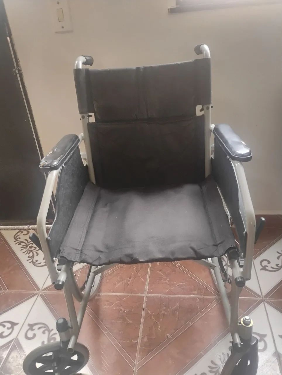 Cadeira de rodas em perfeito estado.