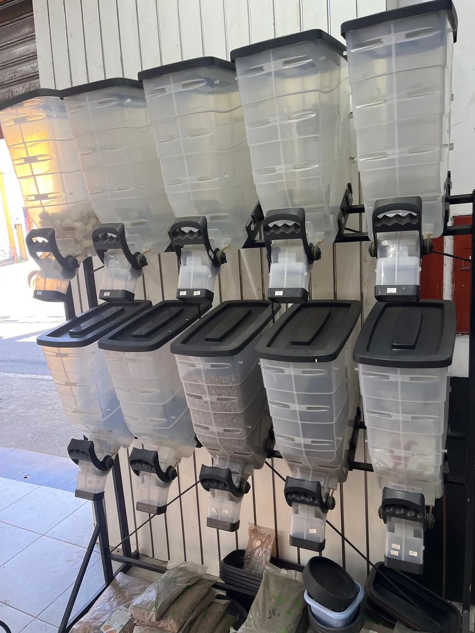 Expositor dispenser de ração e grãos.