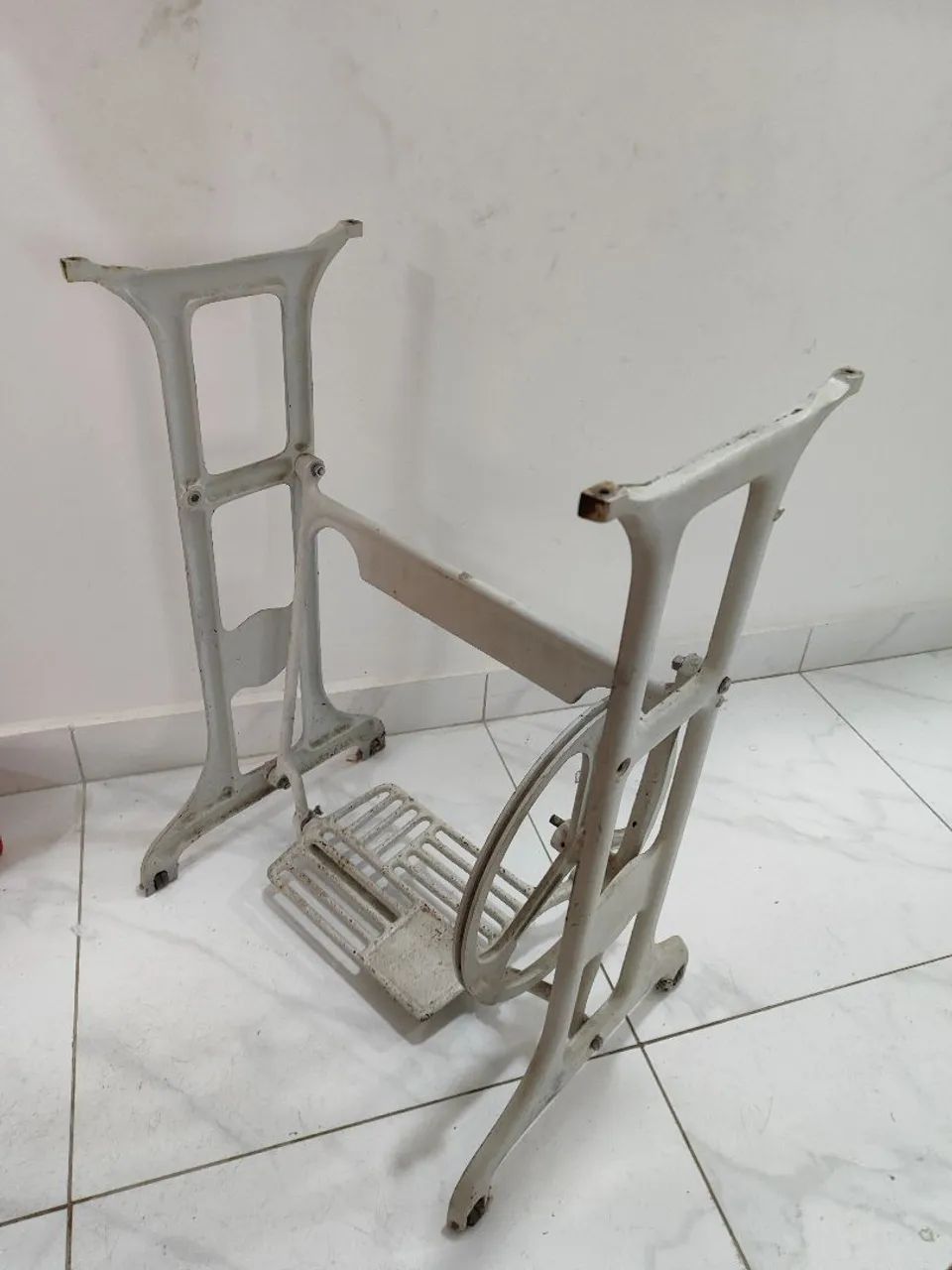 Base máquina de costura antiga de pedal  - Foto 4