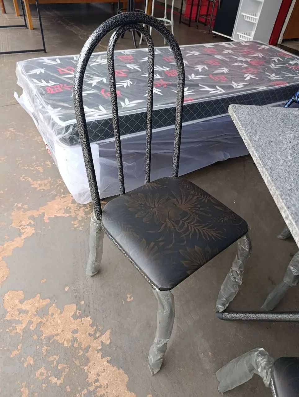 Mesa Quadrada com 4 cadeiras  - Foto 3