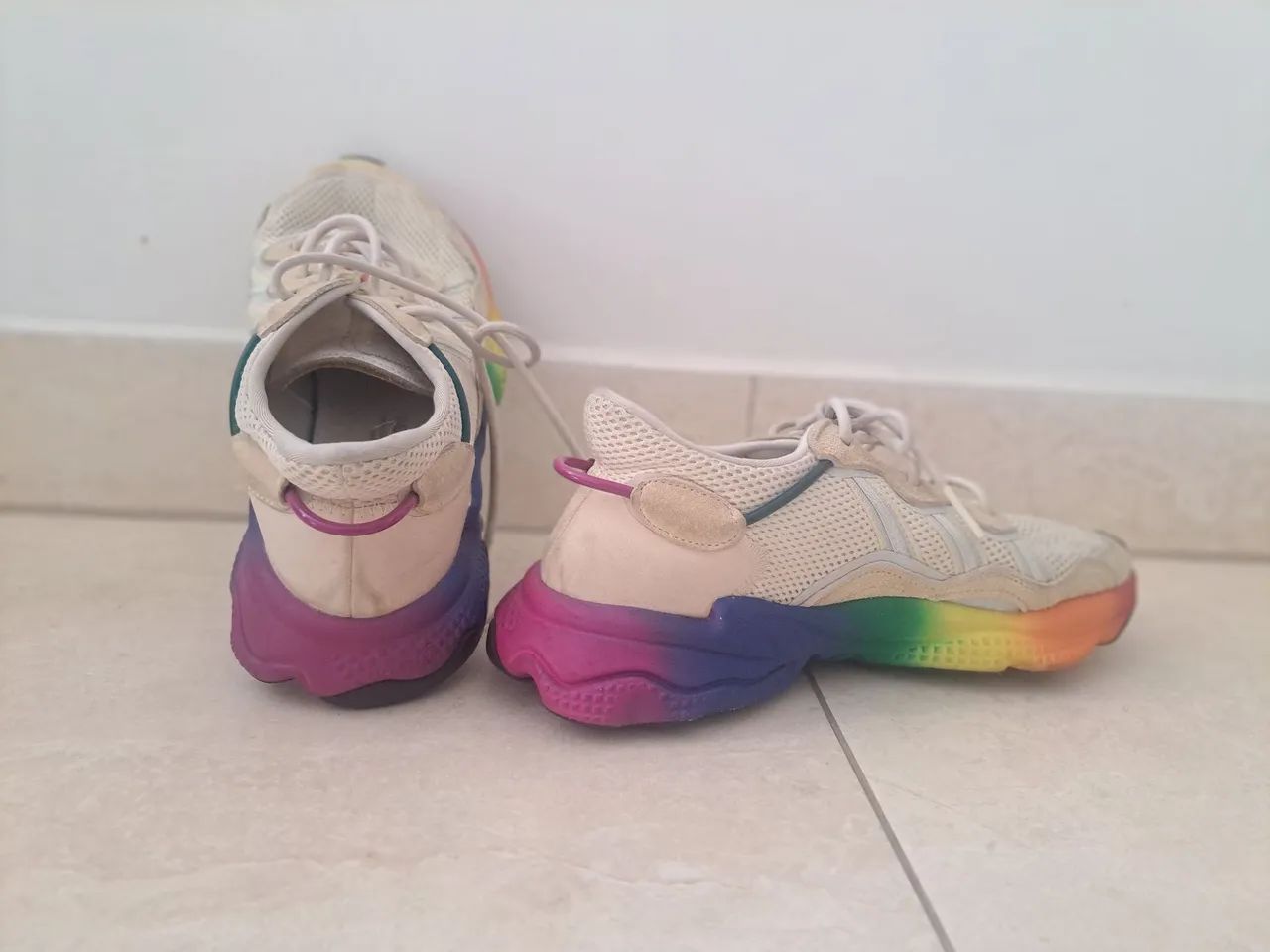 Tênis Adidas Ozweego Pride - usado - Foto 2