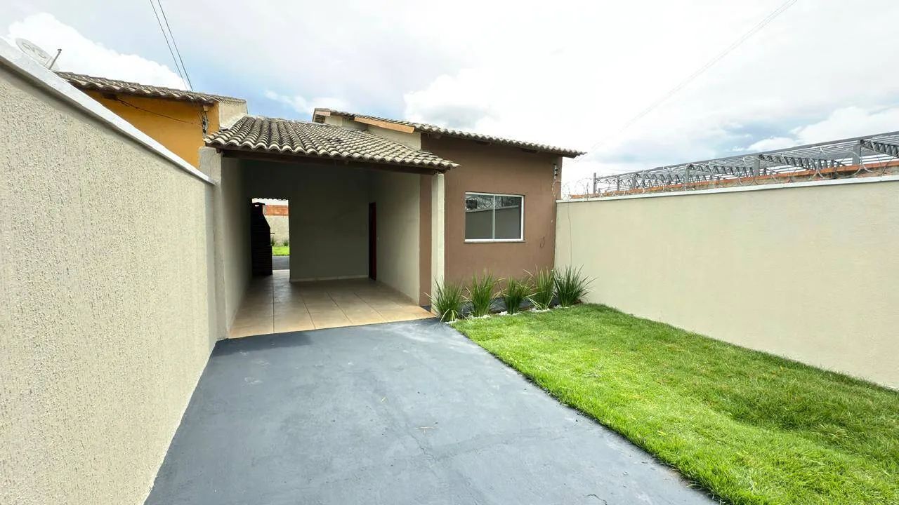 Casa de 2 Quartos - Quintal amplo e gramado - Garagem ampla - Laguna Parque - Foto 3