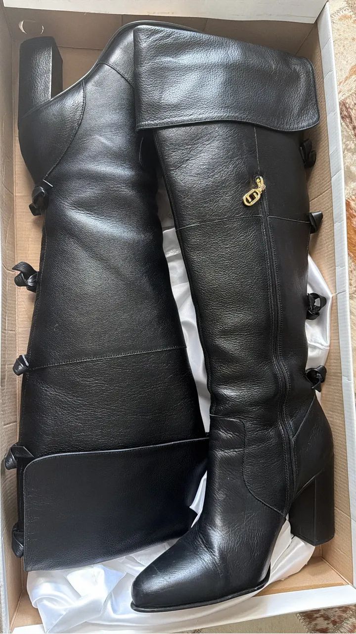 Vendo bota luz da lua usada somente uma vez nova 