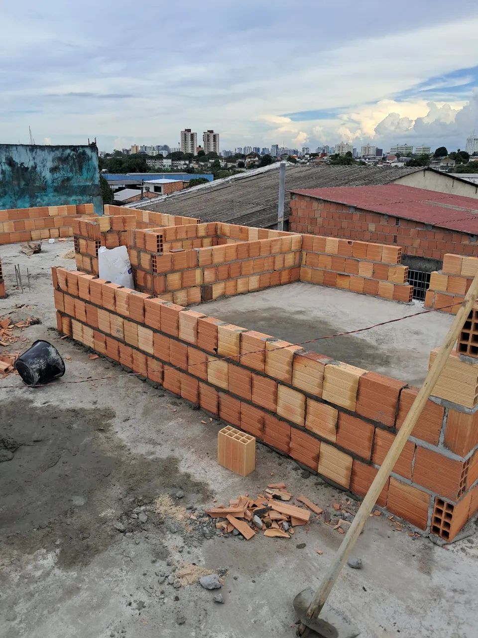 Pedreiro mestre de obra com equipe 