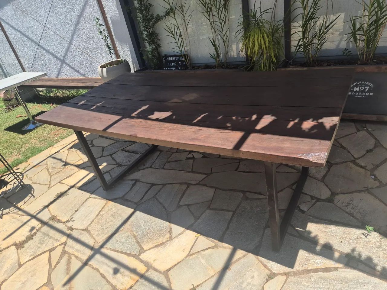 Mesa madeira maciça e base de ferro