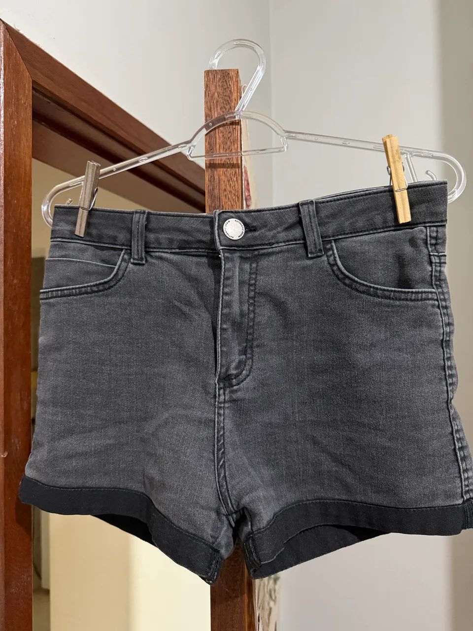 Short Jeans Escuro com Barra Dobrada - Foto 2