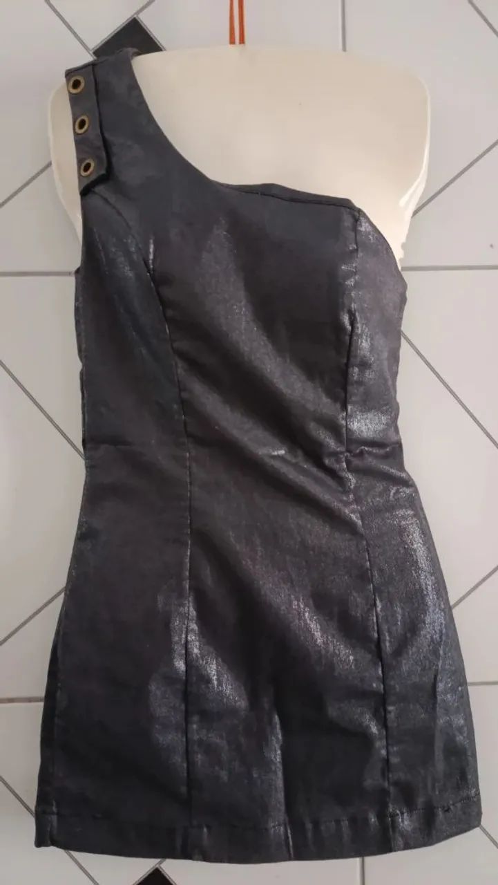 Vestido metalizado com ombro só